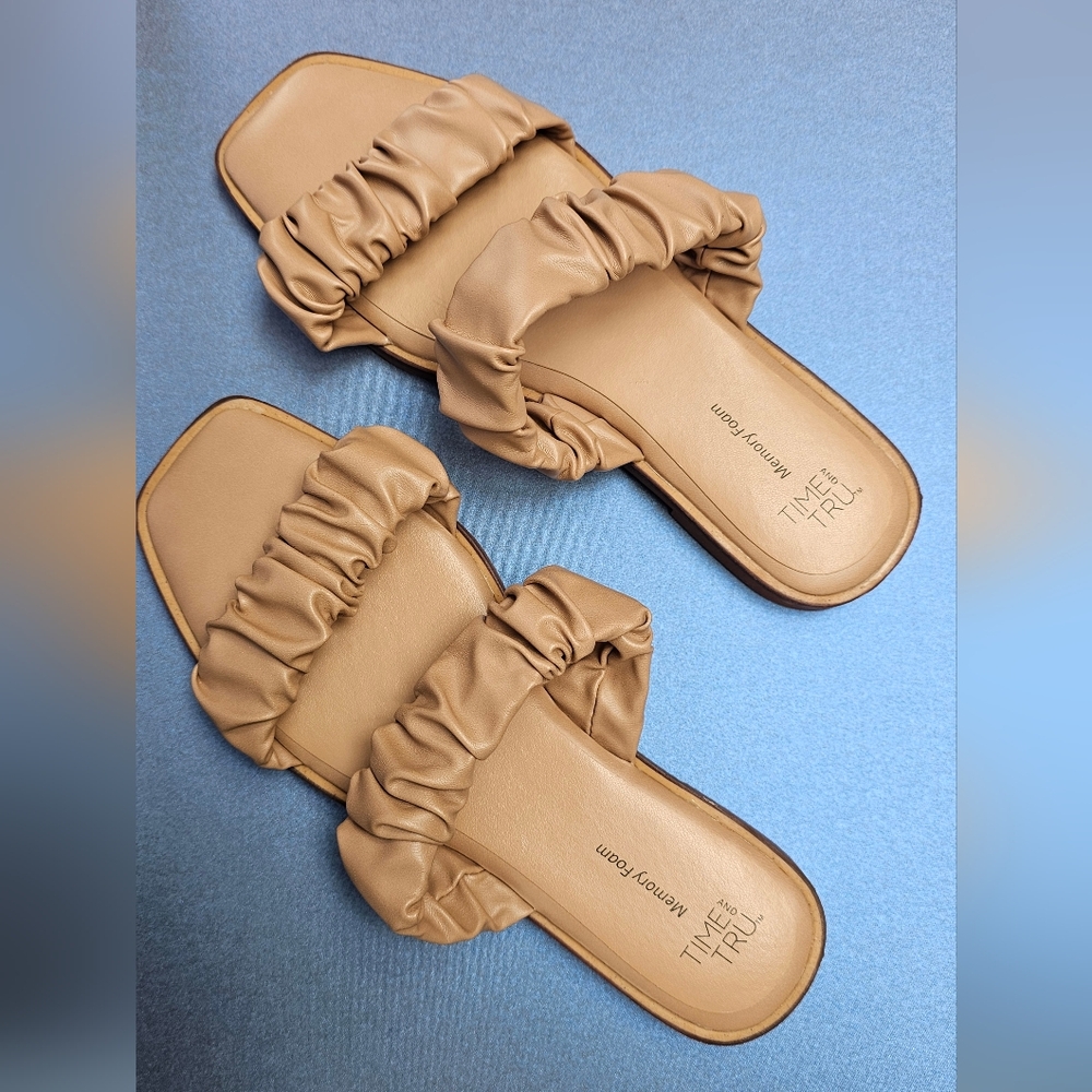 TIME AND TRU TAN SANDALS WITH WIDE STRAPS NWT SIZE 7